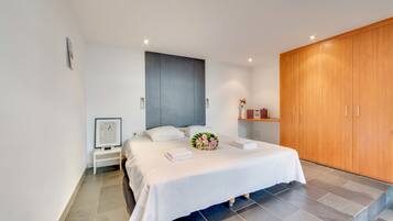 City Apartment | 1 bedroom, desk, iron/ironing board, free cribs/infant beds