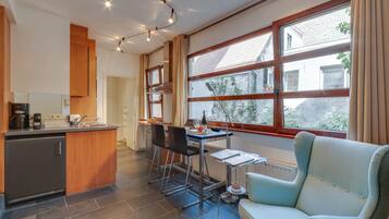 City Apartment | Private kitchen | Fridge, microwave, stovetop, dishwasher