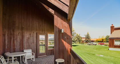 Condo chien-amicale avec porche couvert et vues - à proximité de golf, lacs et ski