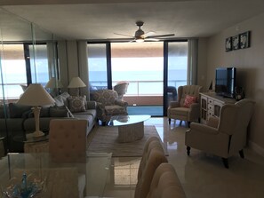 TV, books - Newly Remodeled & Furnished Luxurious Beachfront Condo (Clearwater)