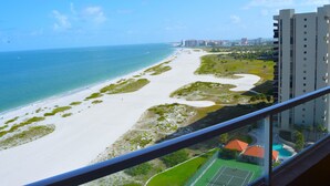 Ein Hochhaus-Hotel mit Blick auf Strand und Meer.