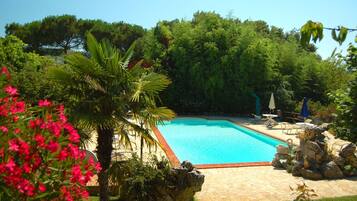 Piscina stagionale all'aperto, lettini