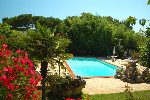 Seasonal outdoor pool, open 7:30 AM to 9:00 PM, sun loungers - Agriturismo Casale dei Frontini (Todi)