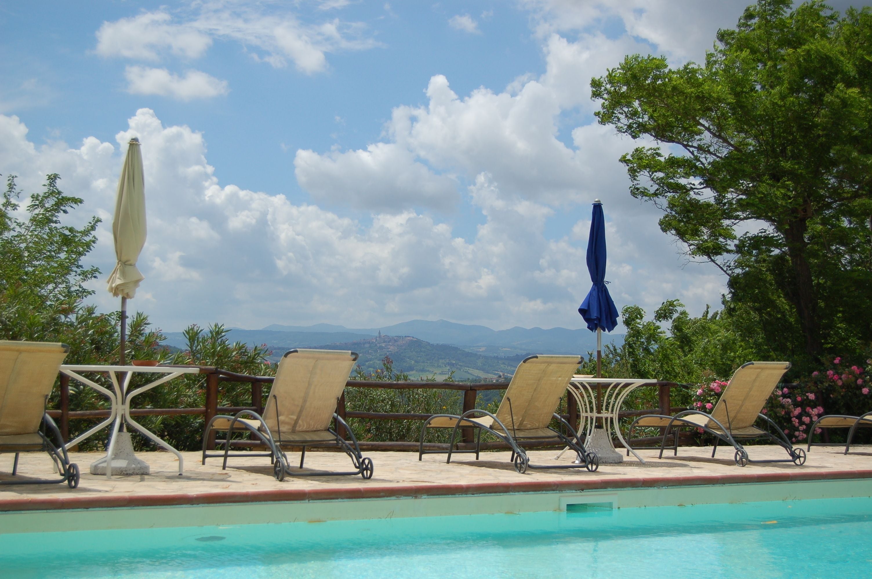 Außenpool (je nach Saison geöffnet), Liegestühle