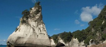 Modern beach front apartment at Aqua Soleil complex with lap pool & spa.