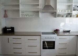 Een koelkast, een microgolfoven, een oven, een kookplaat