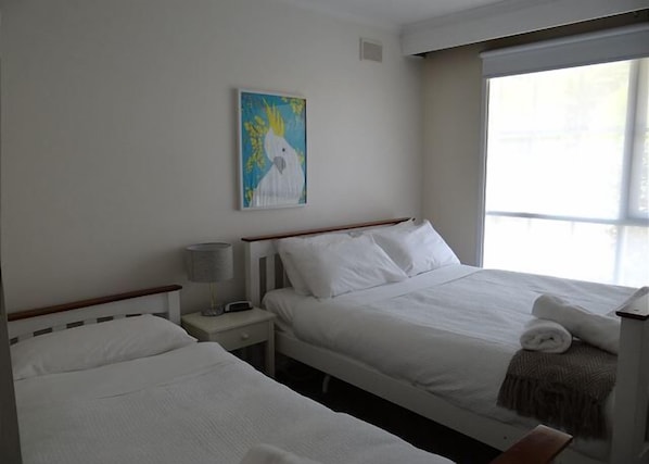 2 habitaciones, tabla de planchar con plancha y ropa de cama 