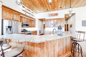 Fridge, microwave, oven, stovetop - Beautiful waterfront townhome w/ river & mountain views (Pagosa Springs)