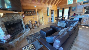 Een smart-tv, een open haard en boeken