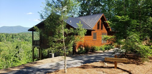 MOST AMAZING Sunrises! 2 Lux kgs , 2 ba. real log cabin! WIFI, cable, NETFLIX ! 