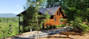 Presupuesto amigable! Perro amable  2 reyes de lux, 2 ba. cuarto de troncos ! ¡Increíble vista!