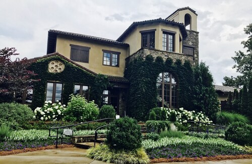 MOST AMAZING Sunrises! 2 Lux kgs , 2 ba. real log cabin! WIFI, NETFLIX ! 