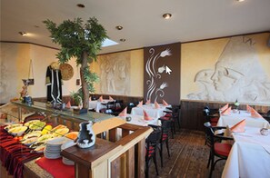 Tägliches Frühstücksbuffet (12 EUR pro Person)