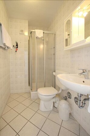 Shower, free toiletries, hair dryer, towels - Aparthotel Berlin (Bad Nenndorf)