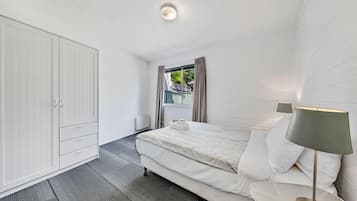 6 Schlafzimmer, Bügeleisen/Bügelbrett