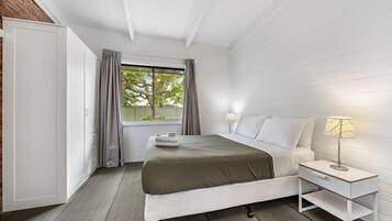 6 間睡房、熨斗/熨衫板