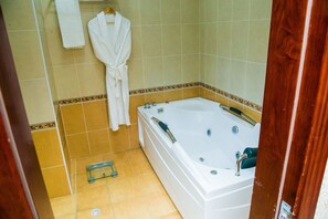 Apartment, 1 Double Bed | Private spa tub