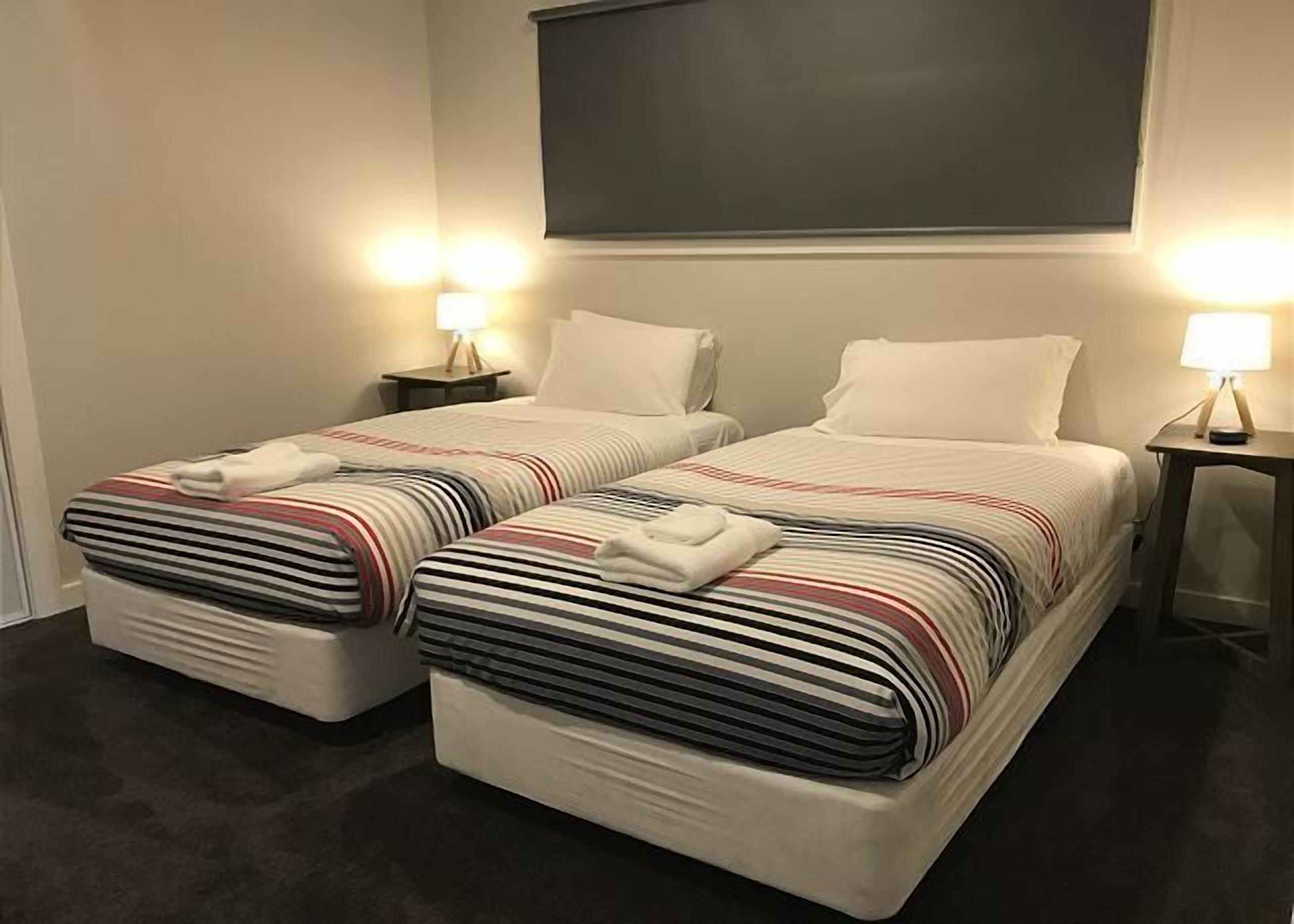 3 chambres, fer et planche à repasser