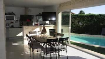 Sudah termasuk sarapan prasmanan setiap hari