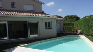 A modern house with a swimming pool, a covered patio, and a well-maintained lawn. - Chambres d'Hôtes Le Saint Ô Détente (Saint-Orens-de-Gameville)