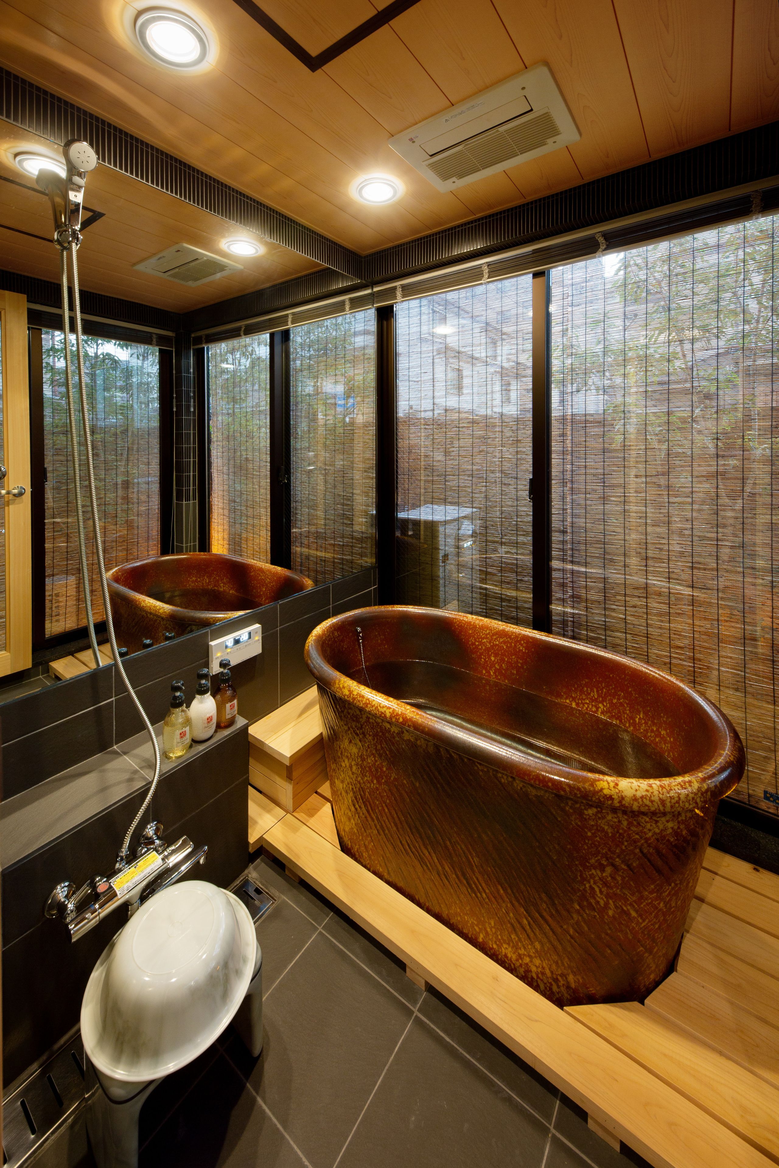Deep soaking bathtub