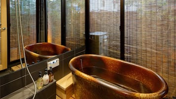 Deep soaking bathtub