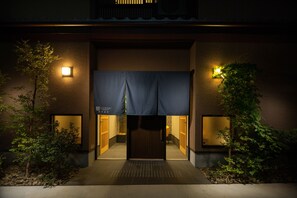 Overnatningsstedets indgangsparti