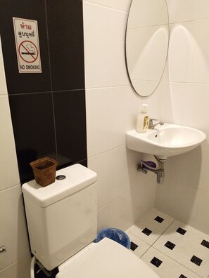 Standard Double Room | Bathroom | Shower, free toiletries, hair dryer, towels
