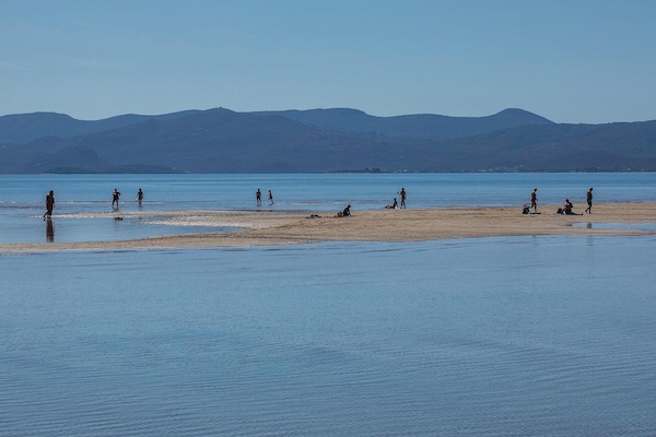 Ubicación cercana a la playa y pesca