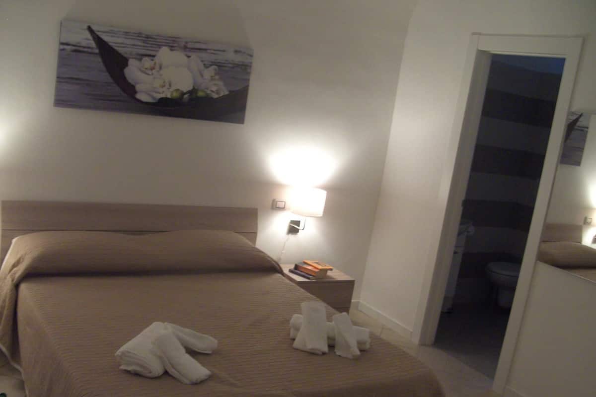 Biancheria da letto di alta qualità, una scrivania, Wi-Fi gratuito