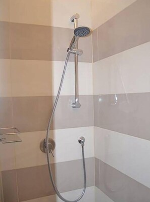 Shower, free toiletries, hair dryer, bidet - B&B Dolce Incanto (Bari)