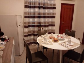 Réfrigérateur, four à micro-ondes, surface de cuisson, cafetière-théière