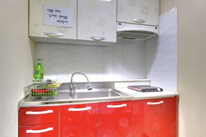 Phòng Tiêu chuẩn | Bếp nhỏ riêng | Tủ lạnh, lò vi sóng, bếp nấu, ấm điện 
