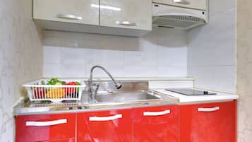 Traditional Room (Ondol) | Private kitchenette | Fridge, microwave, stovetop, electric kettle