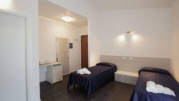 1 dormitorio, caja fuerte, mobiliario individual y escritorio