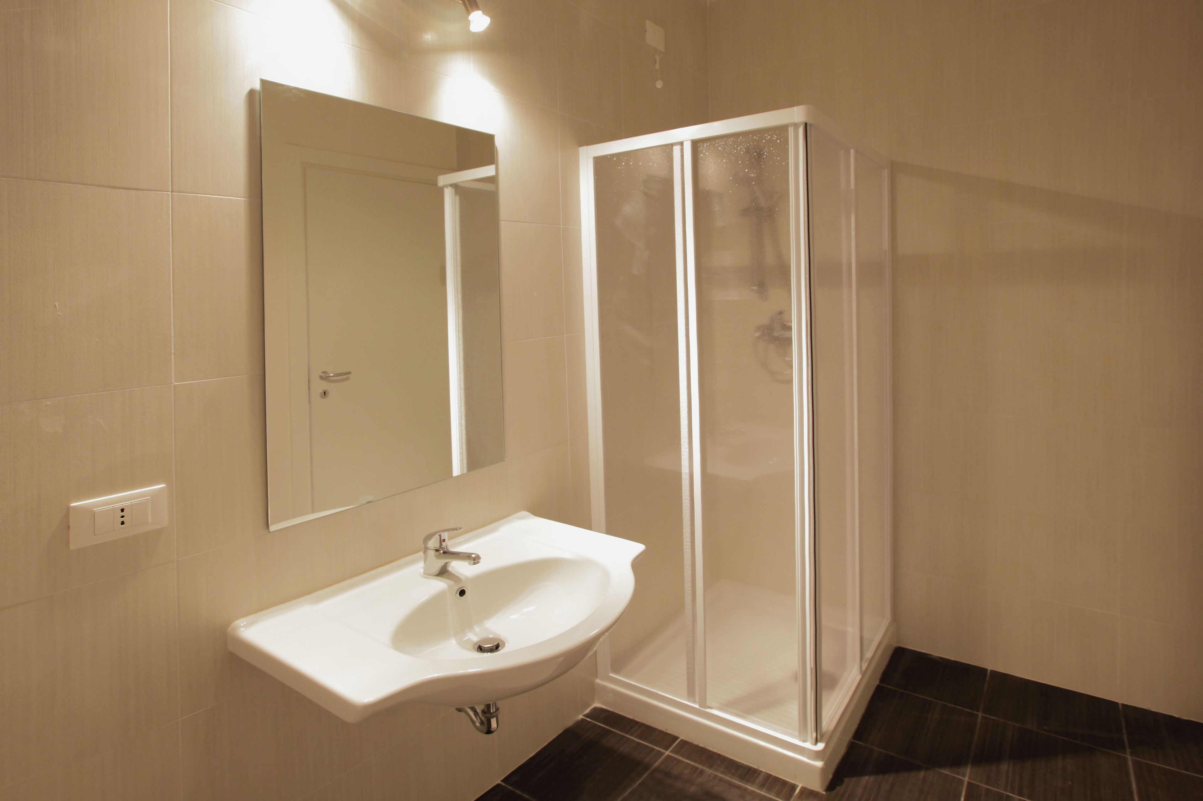 Douche, douche à « effet pluie », articles de toilette gratuits