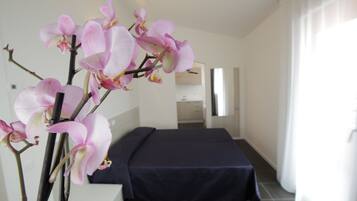 Zimmersafe, individuell eingerichtet, Schreibtisch