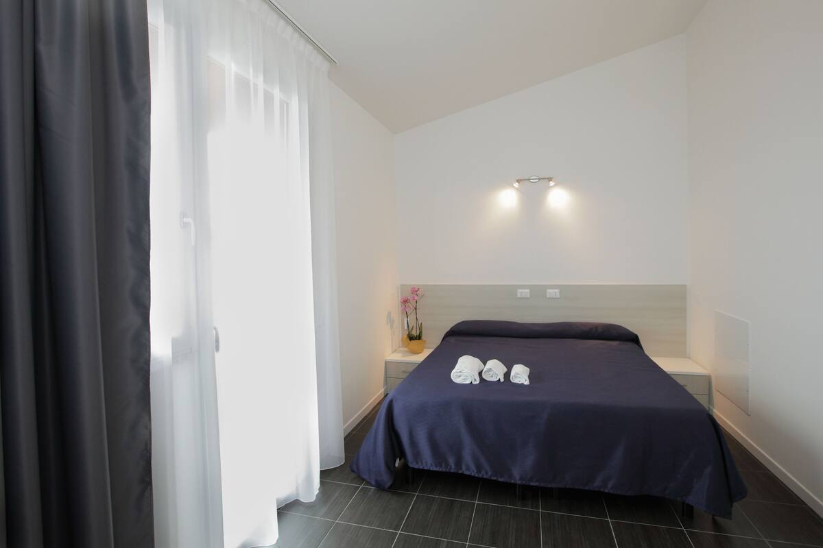 Zimmersafe, Schreibtisch, Verdunkelungsvorhänge, schallisolierte Zimmer