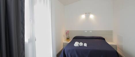 1 chambre, coffre-fort, ameublement unique, bureau