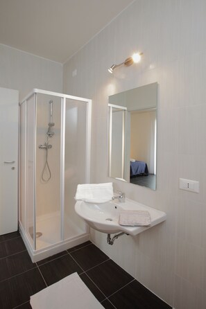 Douche, douche cascade, articles de toilette (gratuits)