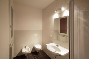 A bathroom with a bidet, toilet, and sink. - Residence Città Ideale (Urbino)