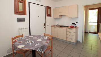 Apartment, 2 Schlafzimmer | Essbereich im Zimmer