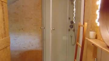 Een douche, gratis toiletartikelen, een haardroger, handdoeken