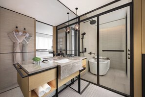 Executive King Room, Wide View | Bathroom | Free toiletries, hair dryer, bathrobes, slippers