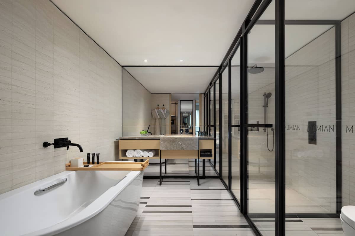 deluxe double room | bathroom | free toiletries, hair dryer, bathrobes, slippers