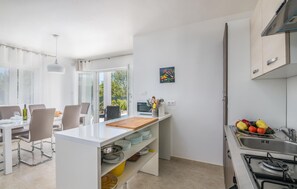 Réfrigérateur, micro-ondes, plaque de cuisson, lave-vaisselle