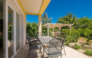 Outdoor dining - Pet friendly home in Kras (Kras)
