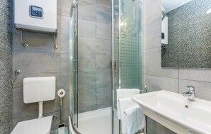 Shower, hair dryer - Pet friendly home in Kras (Kras)
