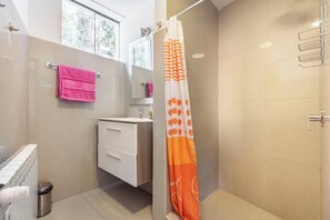 Dusche, Haartrockner, Handtücher, Seife