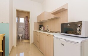 ثلاجة، موقد طهي مسطح، ماكينة لصنع القهوة/الشاي